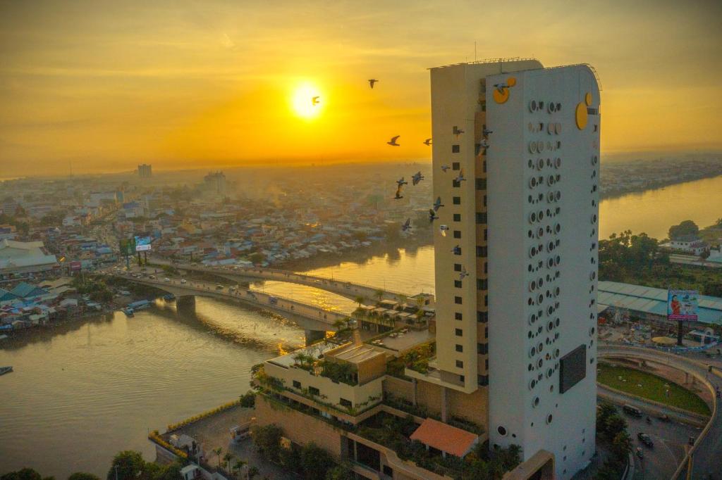 SUN & MOON, Riverside Hotel